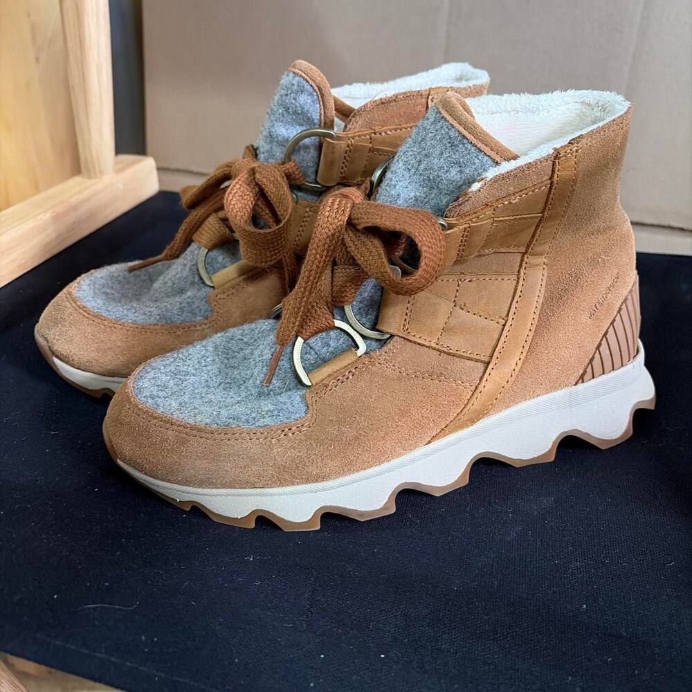 Sorel Women's Tan Suede Boots Size 8